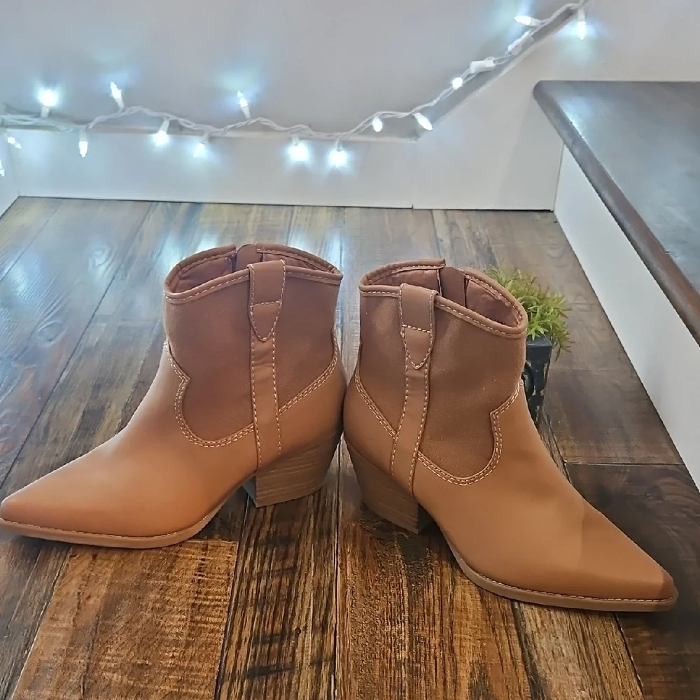 Universal Thread‎ Women's Tan Cowbow, Western Style Ankle Boots